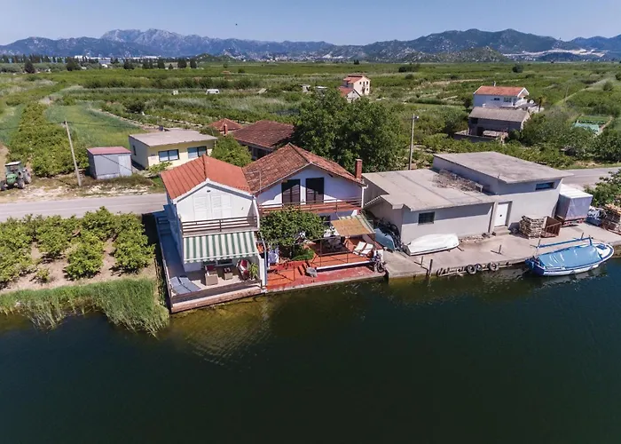 Three-bedroom In Tatil Evi Opuzen (Dubrovnik-Neretva)